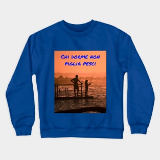 Chi dorme non piglia pesci Crewneck Sweatshirt